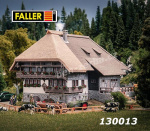 130013 Faller Farma z Černého lesa se 2 figurkami - patinovaný model, H0